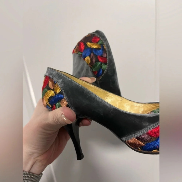 Berne  of Switzerland | RARE Vintage Embroidered Pointed Toe Pumps | Size 6 - Picture 14 of 15